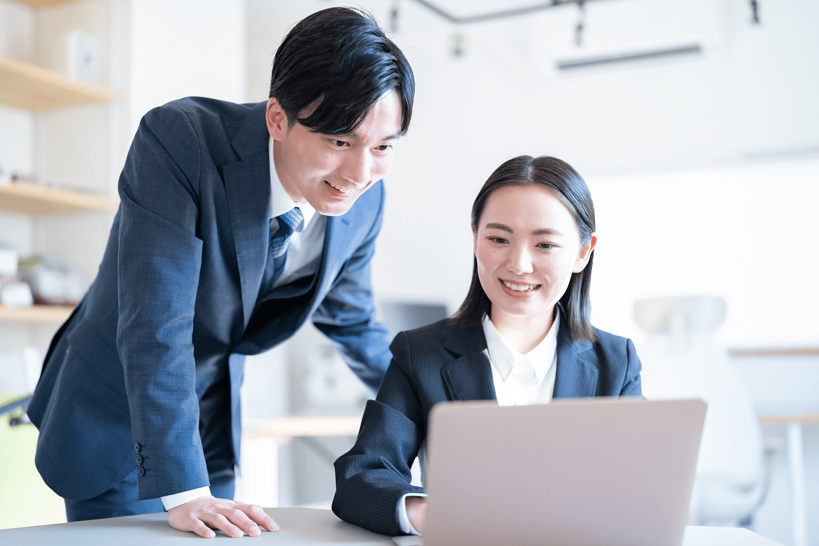 TalkSlideで研修動画を作成するビジネスパーソン